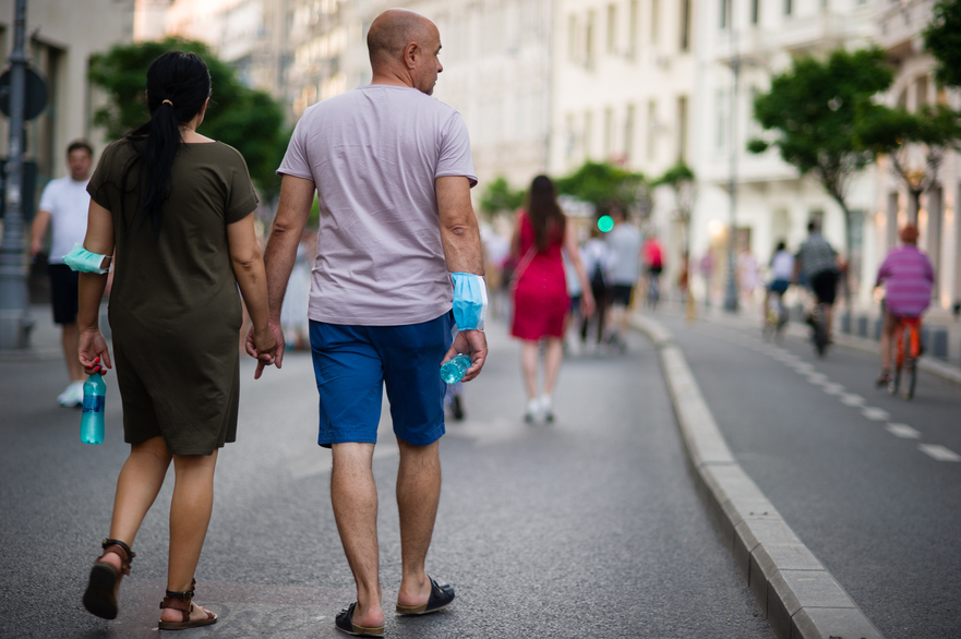 Bucuresteni iesiti la plimbare in weekend in timpul crizei coronavirus, starea de alerta (Epoch Times România)