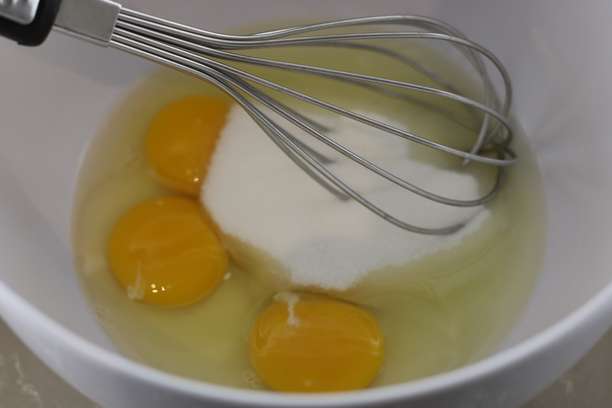 Se amestecă ouăle cu zahărul tos (Maria Matyiku / Epoch Times)