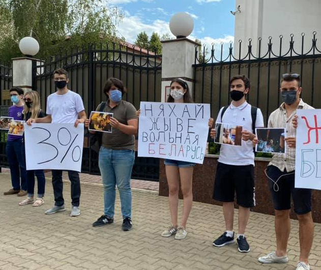 Protest al tinerilor Platformei DA la ambasada Bielorusiei