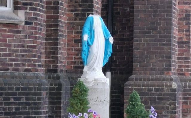 Statuie a Sf. Maria, decapitată în Toronto, 30 august 2020
