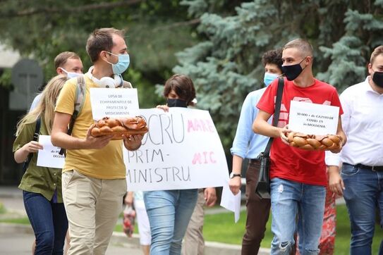 Protest al tinerilor PAS la Guvern: „Chicu-socru mare, prim-ministru-mic” (unpaspentru.md)