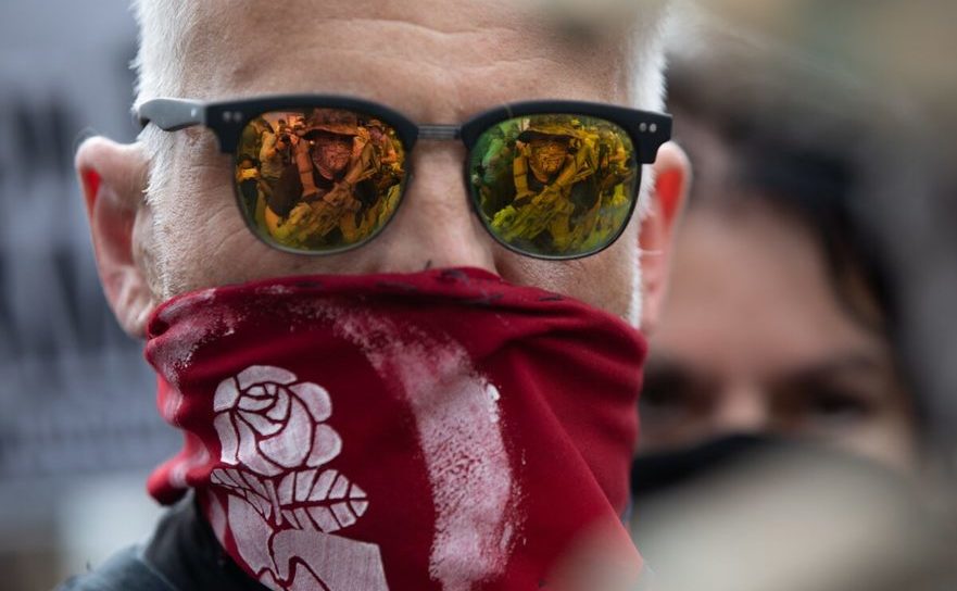 Membru al miliţiilor civile care zguduie SUA, vizibil pe lentilele unui suporter Antifa, 15 august 2020