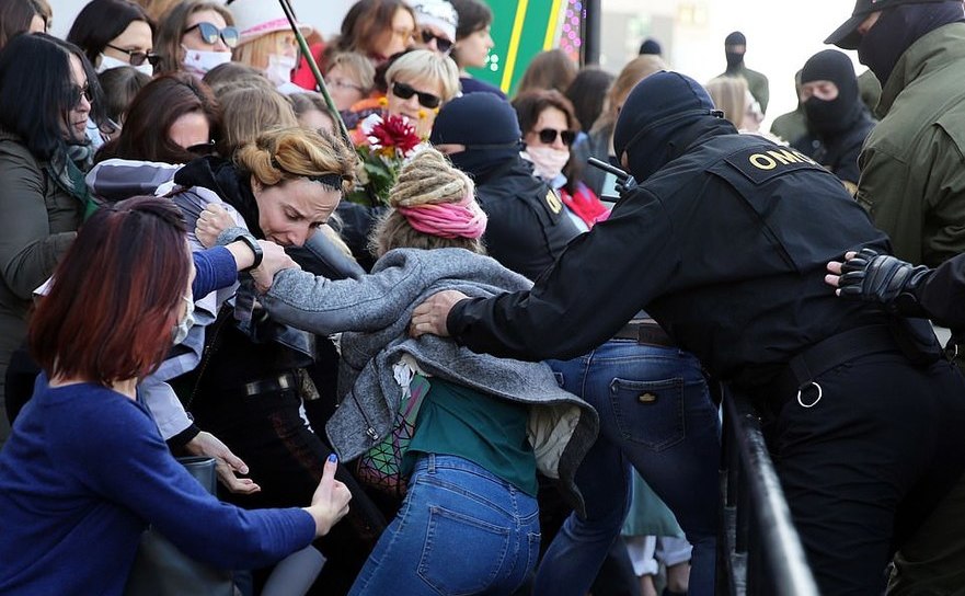 Forţele pro guvernamentale arestează sute de femei la Minsk (Tyt.By / AFP / Getty Images)