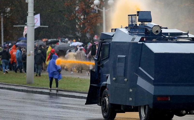 Noi proteste la Minsk, poliţia foloseşte tunuri cu apă