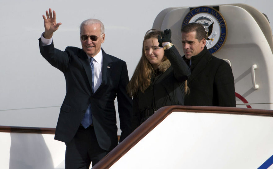 (Pe atunci) vicepreşedintele american Joe Biden împreună cu nepoata sa, Finnegan şi fiul său Hunter la scara avionului oficial Air Force 2, 4 decembrie 2013 (Ng Han Guan/AFP via Getty Images)