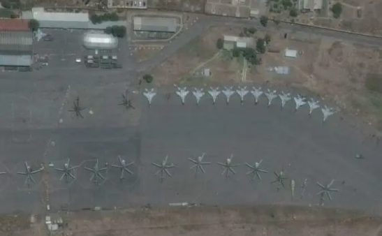 Avioane ruseşti Mig-29 la un hangar din Armenia