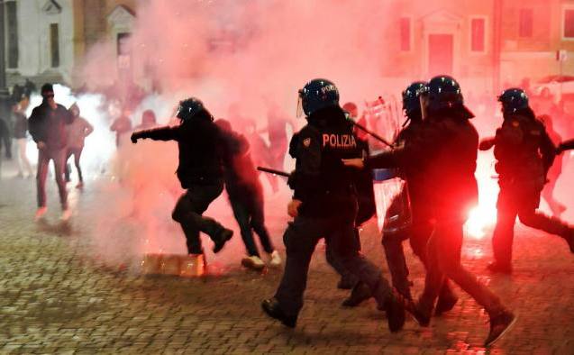 Proteste violente împotriva restricţiilor, 24 octombrie 2020 la Roma - Piazza del Popolo (Andreas Solaro/AFP/Getty)