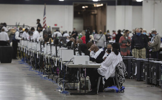 Alegeri la un centru din statul Michigan, 4 noiembrie 2020 (Elaine Cromie/Getty Images)