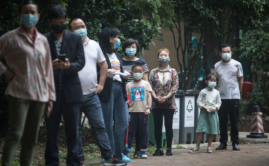 Chinezi aşteptând pentru un test în Wuhan, capitala provinciei chineze Hubei, 15 mai 2020