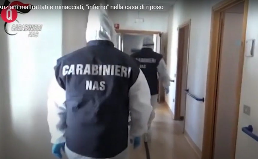 Carabinierii în timpul descinderii "blitz" la azilul de bătrâni din Valsamoggia, Italia