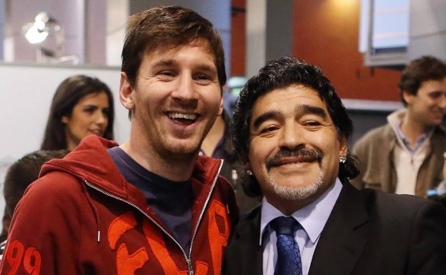 Căpitanul naţionalei de fotbal a  Argentinei, Lionel Messi alături de legendarul Diego Armando Maradona.