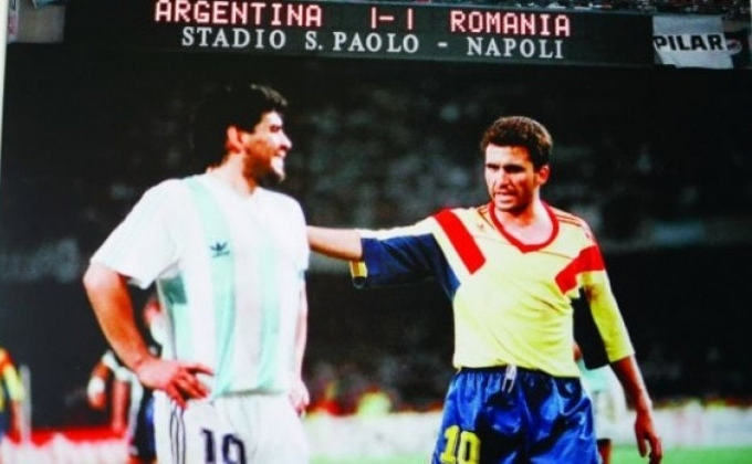 Doi foşti mari fotbalişti - argentinianul Diego Maradona şi românul Gheorghe Hagi - Campionatul Mondial de fotbal Italia 1990.