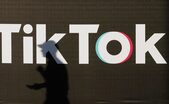 Logo al companiei TikTok pe un banner (Sean Gallup/Getty Images)