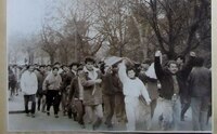 Coloane de manifestanti in Timisoara, decembrie 1989 (wikipedia)
