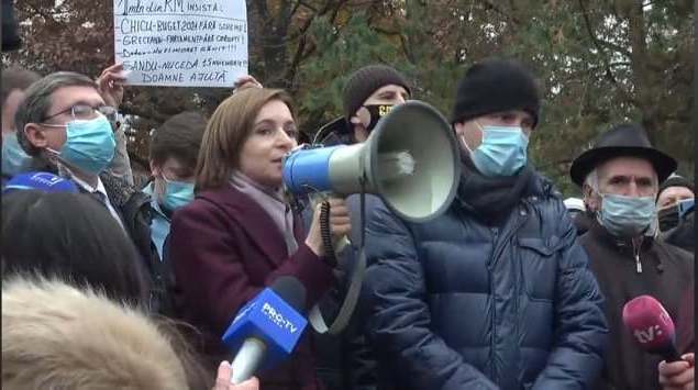 Maia Sandu, la protestul din faţa Parlamentului, 3.12.2020 (captură video)