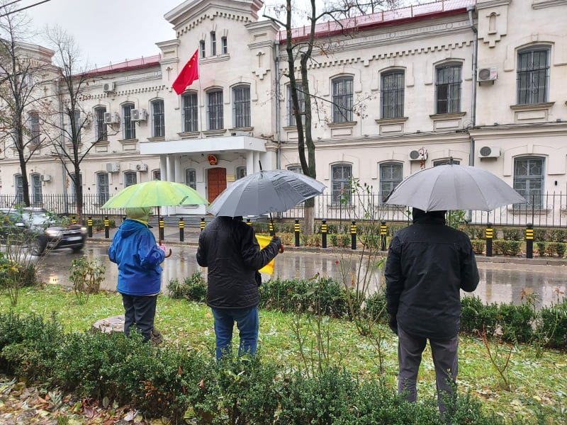 Protest al Asociaţiei Falun Dafa în faţa Ambasadei chineze la Chişinău, 10.12.2020