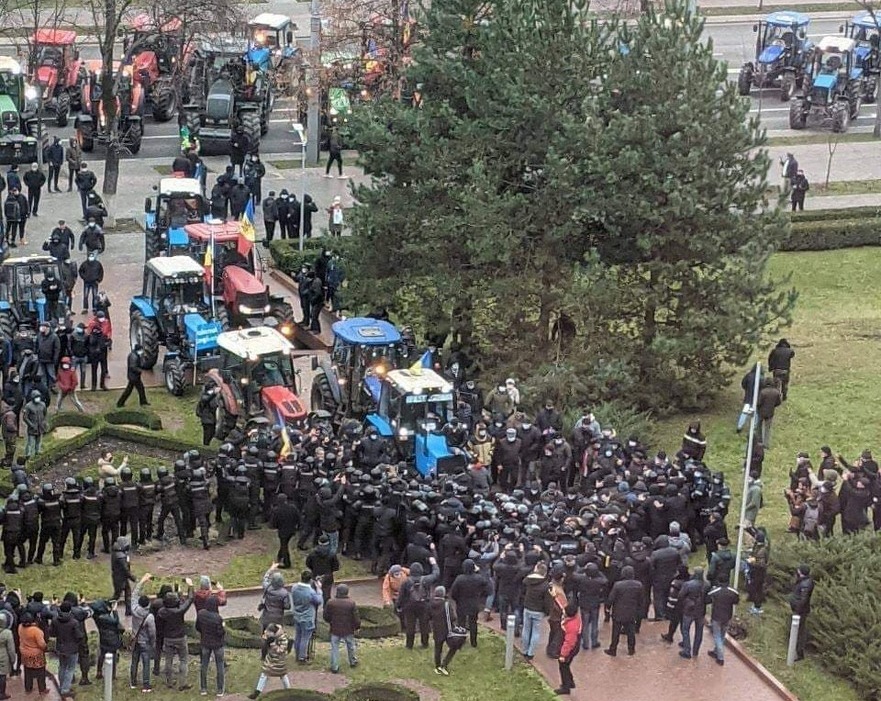 Protest al agricultorilor la Parlamentul R.Moldova