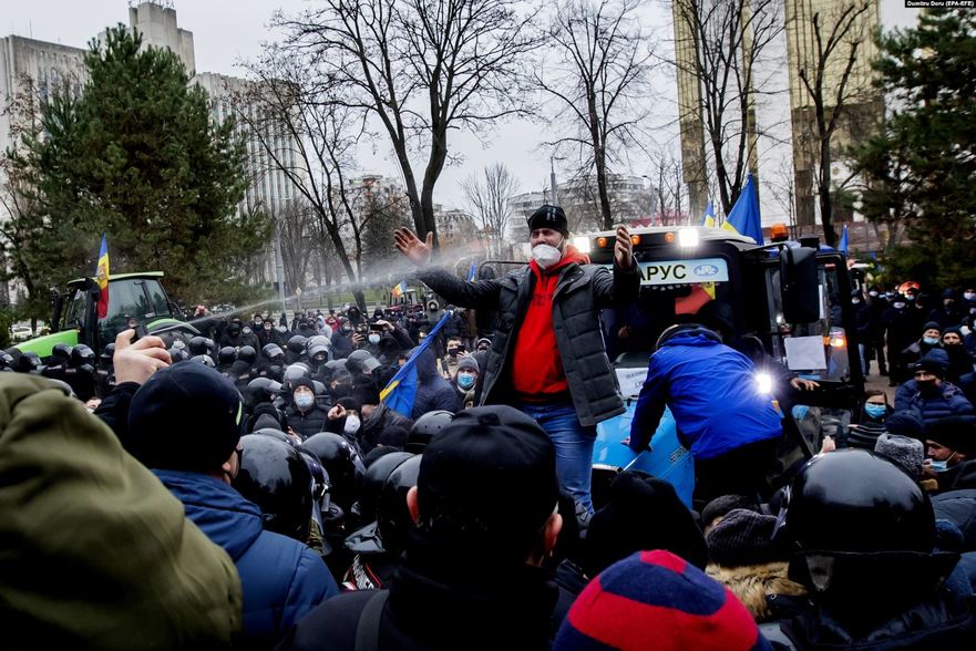 Protest al agricultorilor la Parlamentul R.Moldova, 16.12.2020 (Dumitru Doru EPA)