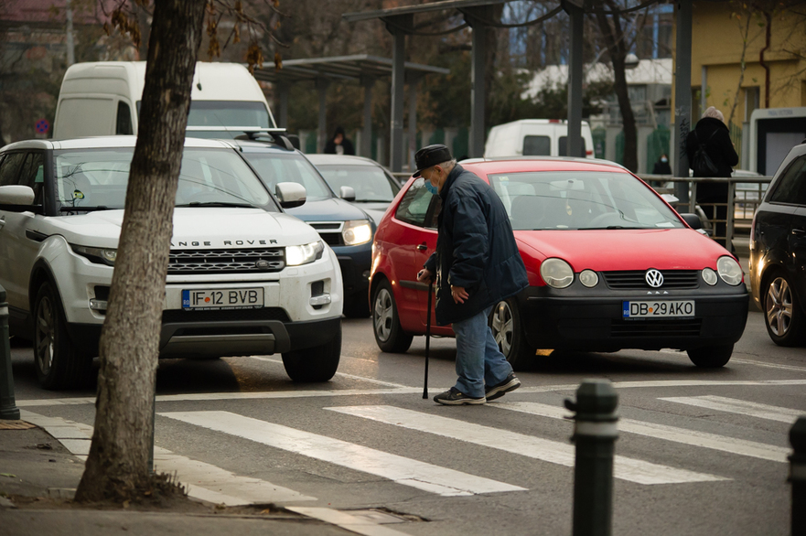 Pietoni in traversare prin traficul aglomerat din Bucuresti (Epoch Times România)
