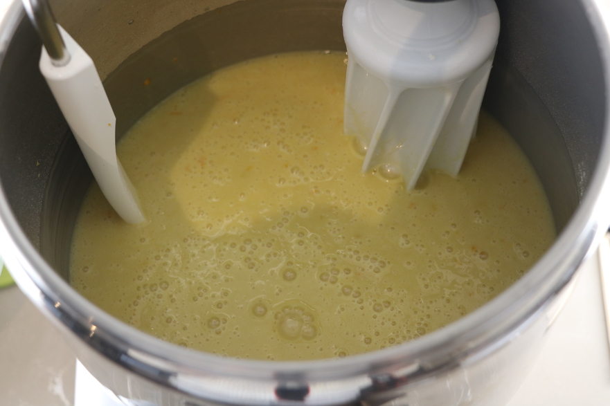 Laptele cu zaharul topit se toarnă peste pasta de gălbenuşuri (Maria Matyiku/ Epoch Times)