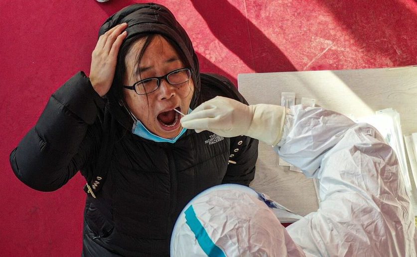 Personal medical efectuează teste ale virusului Wuhan în Shenyang, China, 2 ianuarie 2021