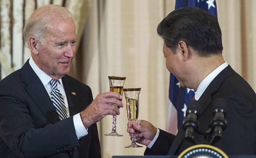 Joe Biden împreună cu liderul comunist Xi Jinping în timpul unui dineu organizat de fostul Secretar de Stat John Kerry la Washington, 25 septembrie 2015