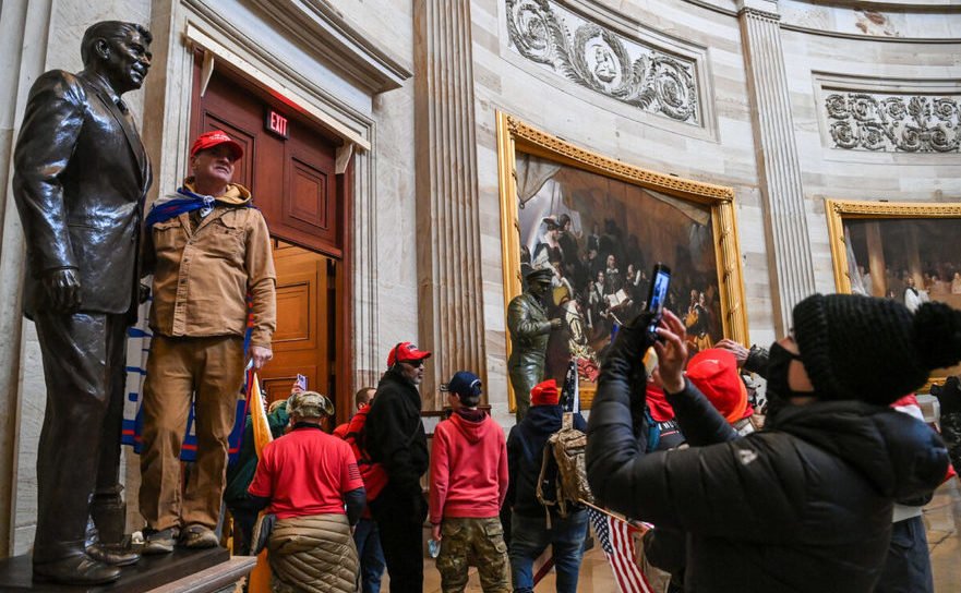 Un grup de protestatari în Rotonda Capitoliului SUA, Washington DC, 6 ianuarie 2021