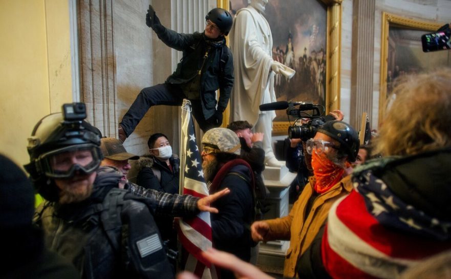 Scene de la tulburările de pe 6 ianuarie, când o mulţime de protestatari au pătruns în clădirea Capitoliului din Washington DC