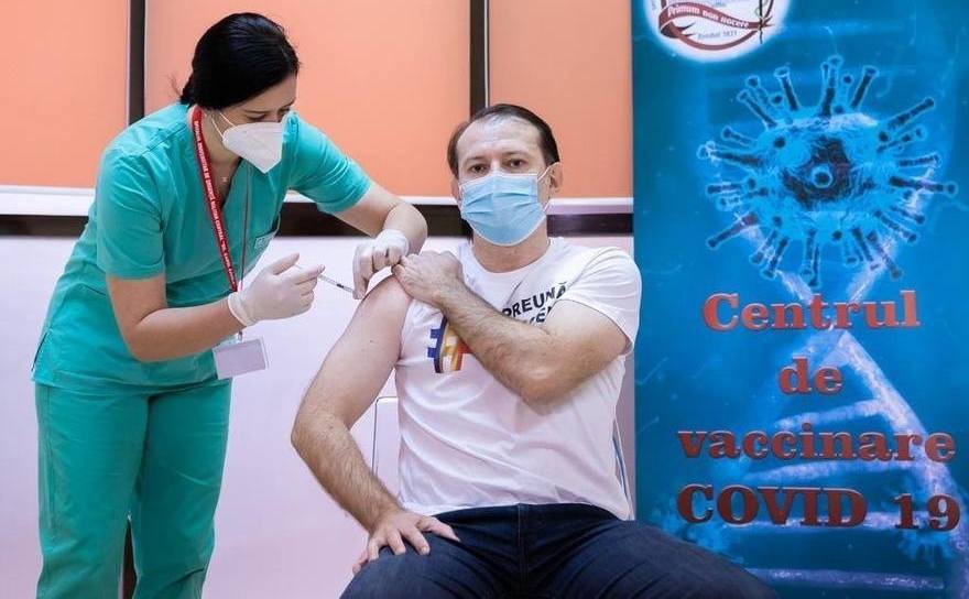 Florin Cîţu, vaccinându-se anti-COVID