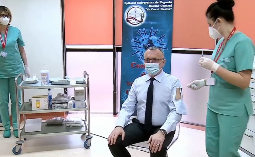 
Ministrul Educaţiei, Sorin Cîmpeanu, la vaccinare

 