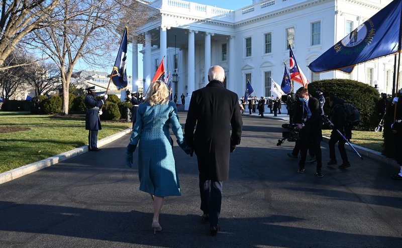 Familia Biden îndreptându-se către Casa Albă