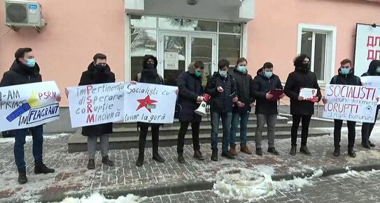 Flashmob PAS Youth la sediul PSRM (unpaspentru.md)