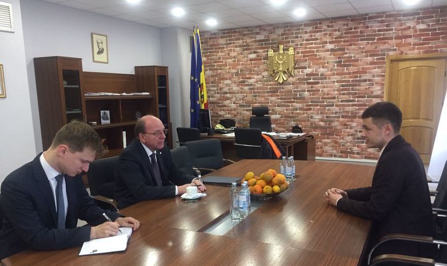 Kirill Abramov (stânga), Oleg Vasneţov şi Fadei Nagacevschi (facebook.com/Ambasada FR la Chişinău)