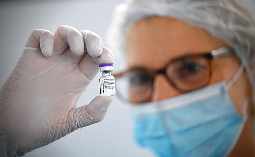 O doză de vaccin împotriva virusului Wuhan în Bielefeld, Germania, 8 februarie 2021