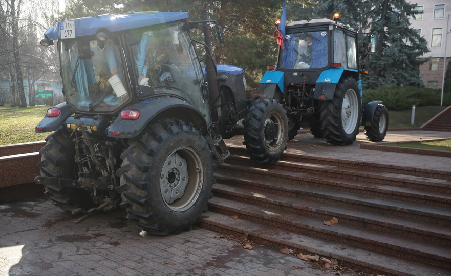 Protest al fermierilor afectaţi de secetă în faţa Parlamentului R. Moldova (parlament.md)