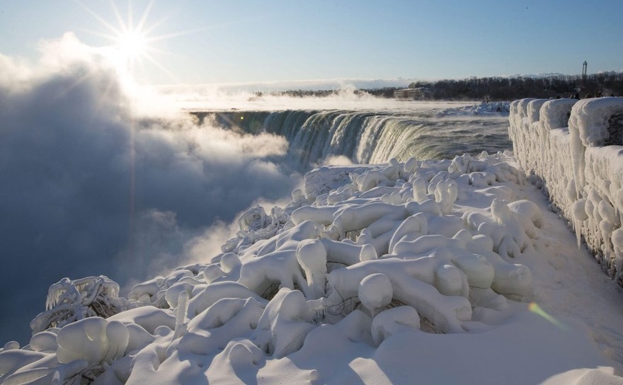 Cascada Niagara, partea canadiană, îngheţată, cu forme spectaculoase (AFP / Getty Images)