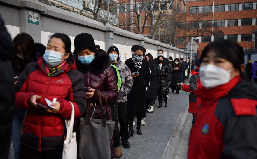 Chinezi la coadă la testarea pentru virusul Wuhan în Beijing, 22 inauarie 2021