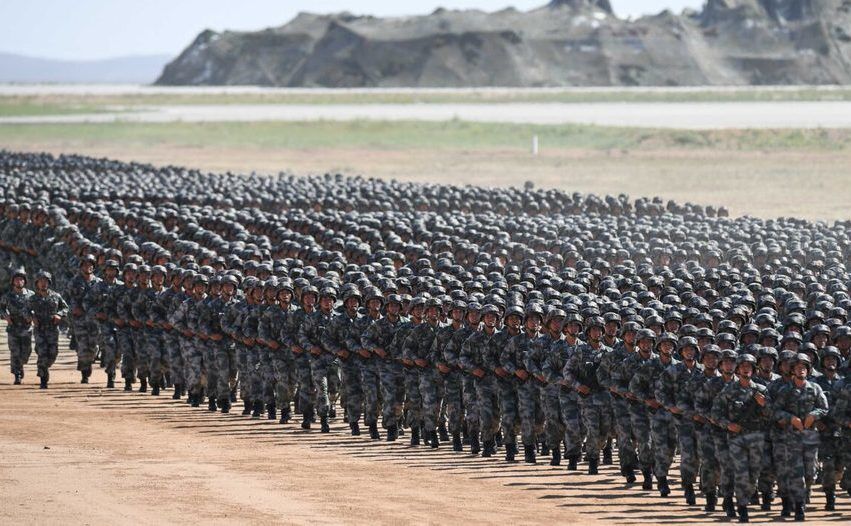 Soldaţi chinezi mărşăluind în cadrul unei parade militară la baza de  antrenament Zhurihe din regiunea Mongoliei Interioare, 30 iulie 2017 (STR / AFP / Getty Image)