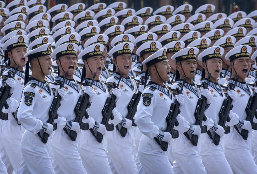 Marinari chinezi în timpul unei parade la cea de-a 70-a aniversare a fondării Partidului Comunist Chinez  în Piaţa Tiananmen, Beijing, 1 octombrie 2019 (Kevin Frayer / Getty Images)