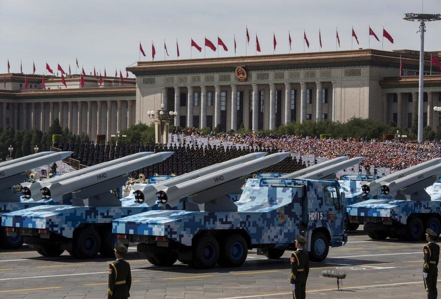 Rachetel chinezeşti lângă Piaţa Tiananmen  şi Sala Mare a Poporului în timpul unei parade militare, 3 septembrie  2015 la Beijing (Kevin Frayer / Getty Images)