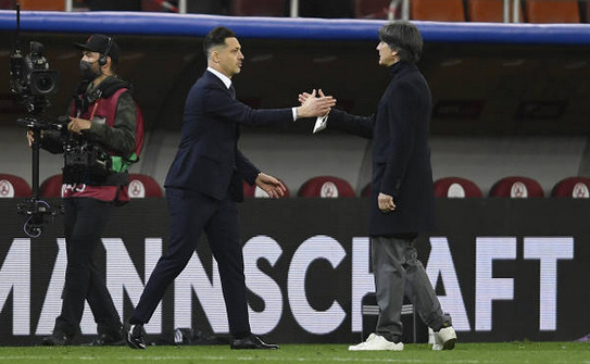 Selecţionerul român Mirel Rădoi se salută respectuos cu omologul său german, Joachim Loew, la finalul partidei celor două reprezentative din preliminariile CM 2022. (Getty Images)