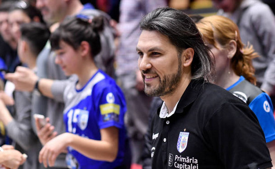 Antrenorul echipei de handbal feminin CSM Bucureşti, Adrian  Vasile. (Getty Images)