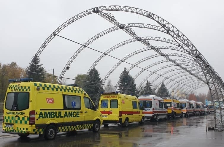 Ambulanţe în faţa Centrului de triere a bolnavilor de Covid din Chişinău (facebook/Ala Nemerenco)