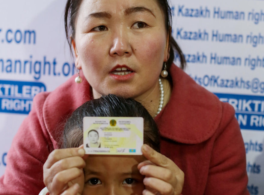 Gulzira Auelkhan, care a petrecut aproape doi ani în lagărele din China,  vorbeşte în timpul unui interviu cu AFP la biroul grupului pentru  drepturile Ata Jurt din Almaty, Kazahstan, pe 21 ianuarie 2019. Este  înfăţişată cu fiica sa de 5 ani (RUSLAN PRYANIKOV / AFP / Getty Images)