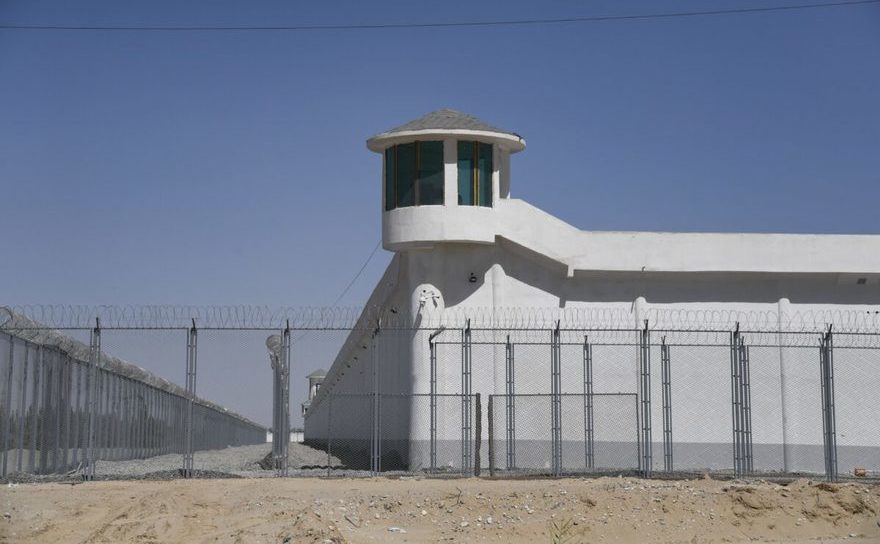 Un turn de supraveghere al unui centru de înaltă  securitate lângă ceea ce se crede că este o tabără de reeducare în care  sunt deţinute majoritatea minorităţilor etnice musulmane, la periferia  oraşului Hotan, în nord-vestul regiunii Xinjiang din China, 31 mai 2019.