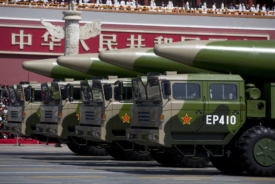Vehicule militare transportând rachete balistice DF-26 lângă Poarta Tiananmen în timpul unei parade militare, 3 septembrie  2015 (Andy Wong - Pool / Getty Images)