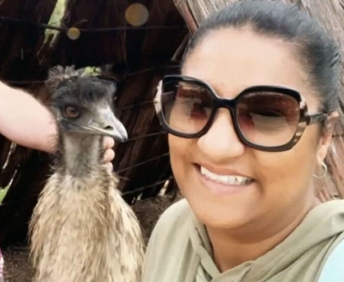 Ashna Ali îşi face un selfie cu emu Bert la grădina zoologică din Sydney (captură foto "A Current Affair")