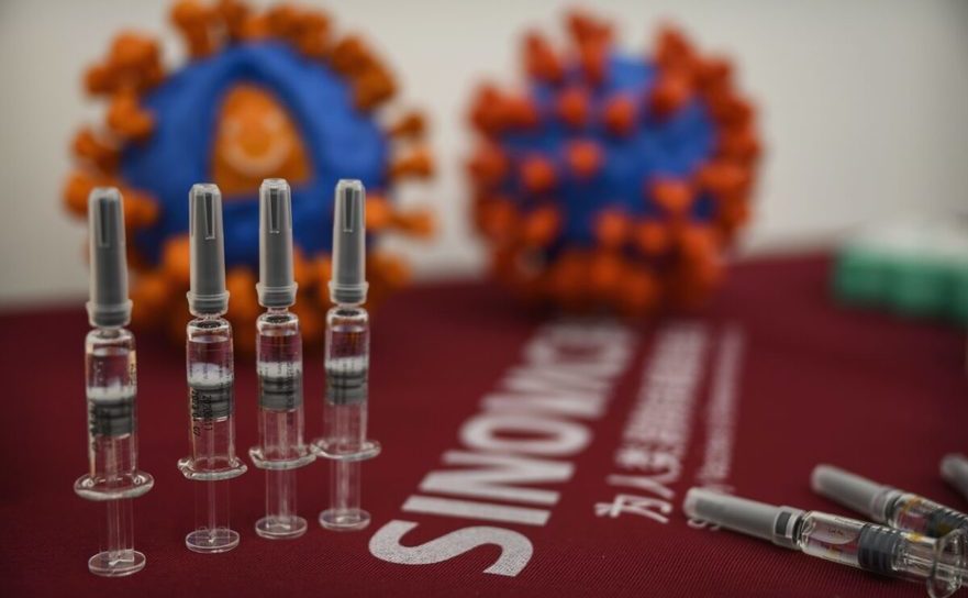 Siringi şi vaccinul CoronaVac sunt înfăţişate de firma Sinovac Biotech la o conferinţă de presă din Beijing, China - 24 septembrie 2020 (Kevin Frayer/Getty Images)