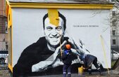 Pictură murală cu Alexei Navalnîi îngropat sub un strat de vopsea în St. Petersburg (Getty Images)