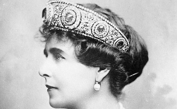 Regina Maria a României cu tiara de safir (wikimedia commons)